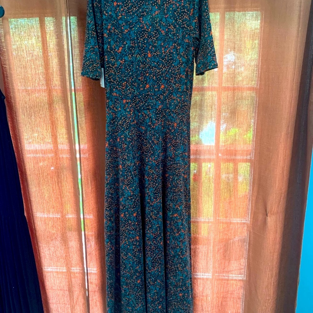 TALL floral dress... scoop neck... 62" from neck to hem.